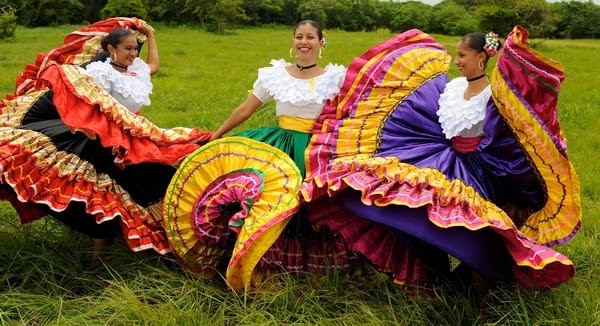 Danseuses ticas en tenue traditionnelle
